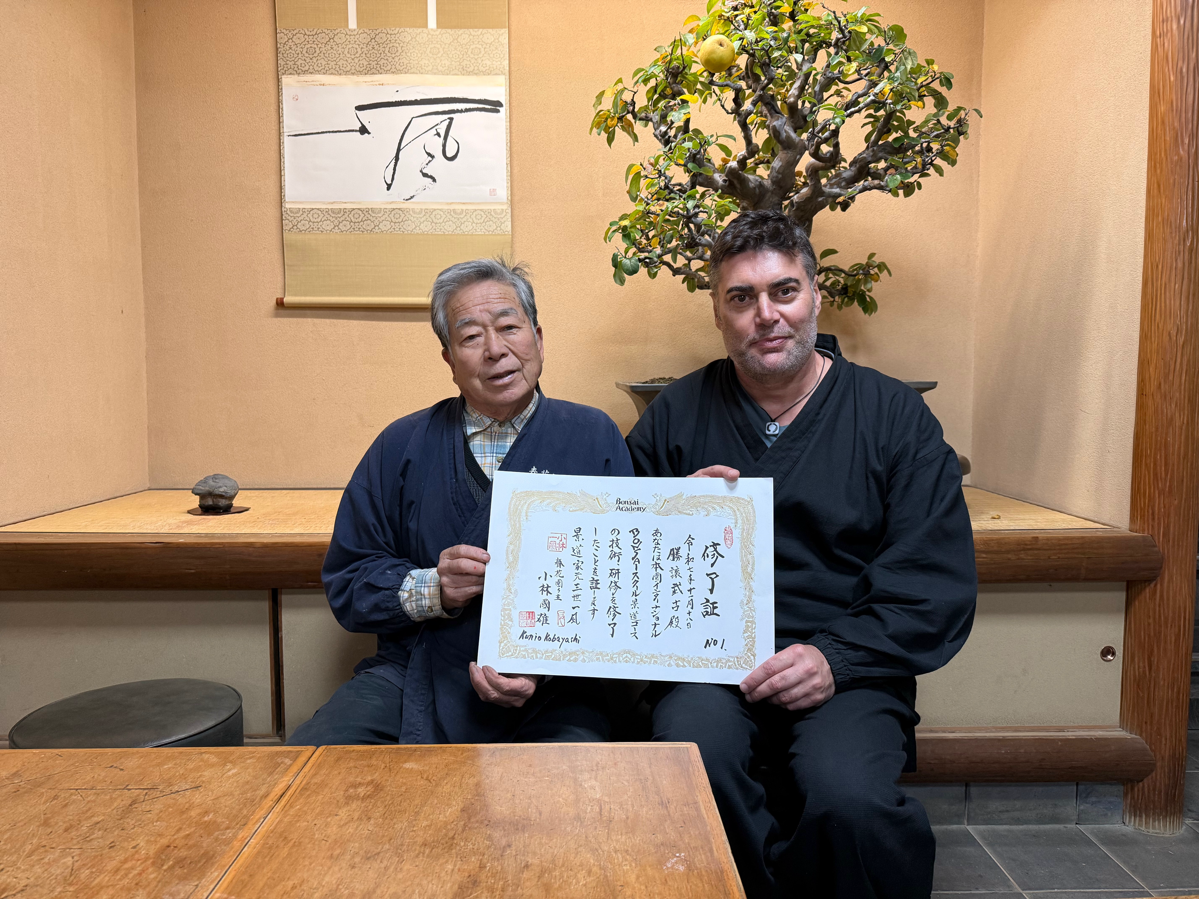 Sosteniendo el diploma junto al maestro, en su tokonoma