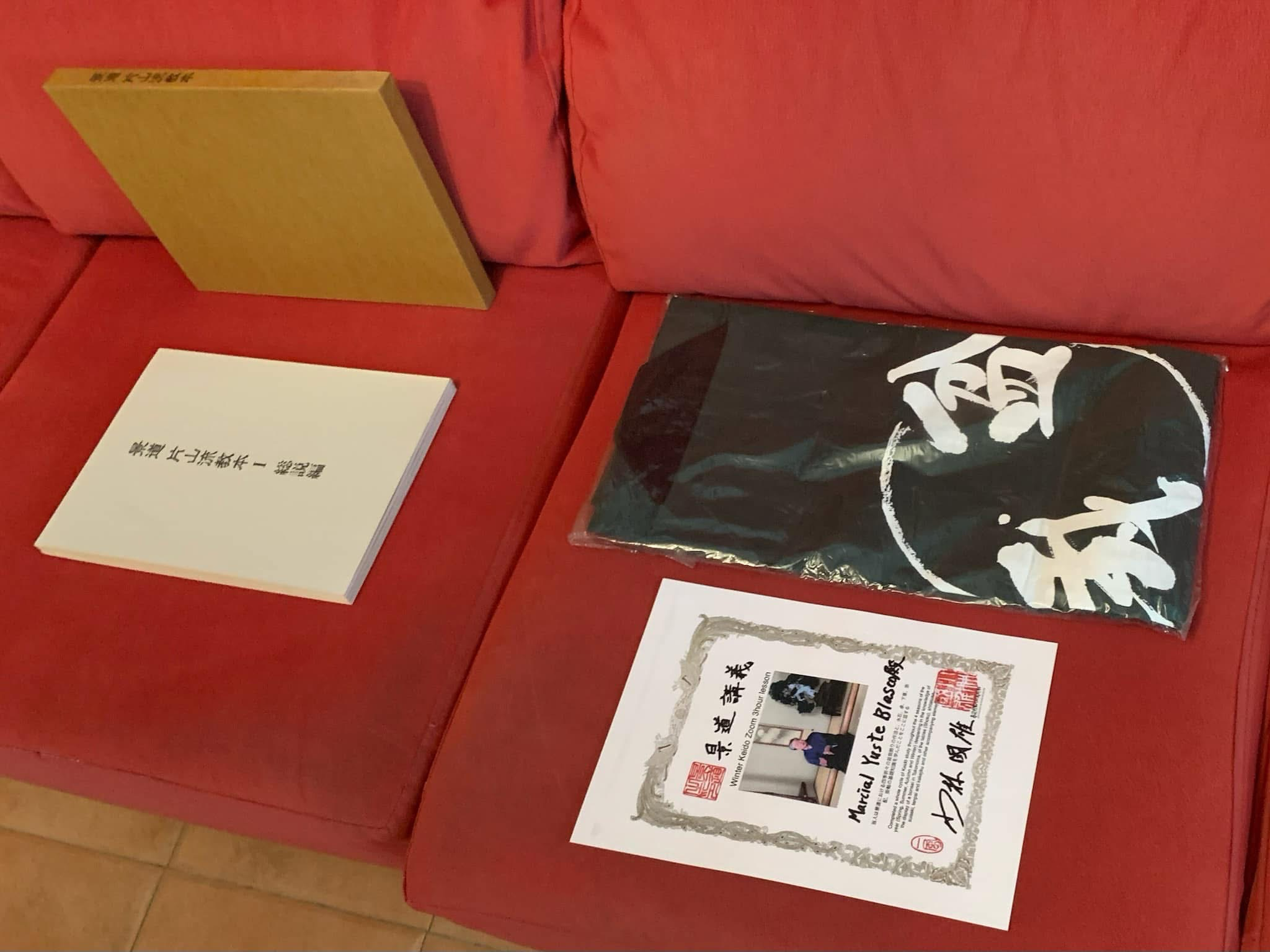 El happi oficial del museo junto a la edición facsímil de los tres manuales de Keidō