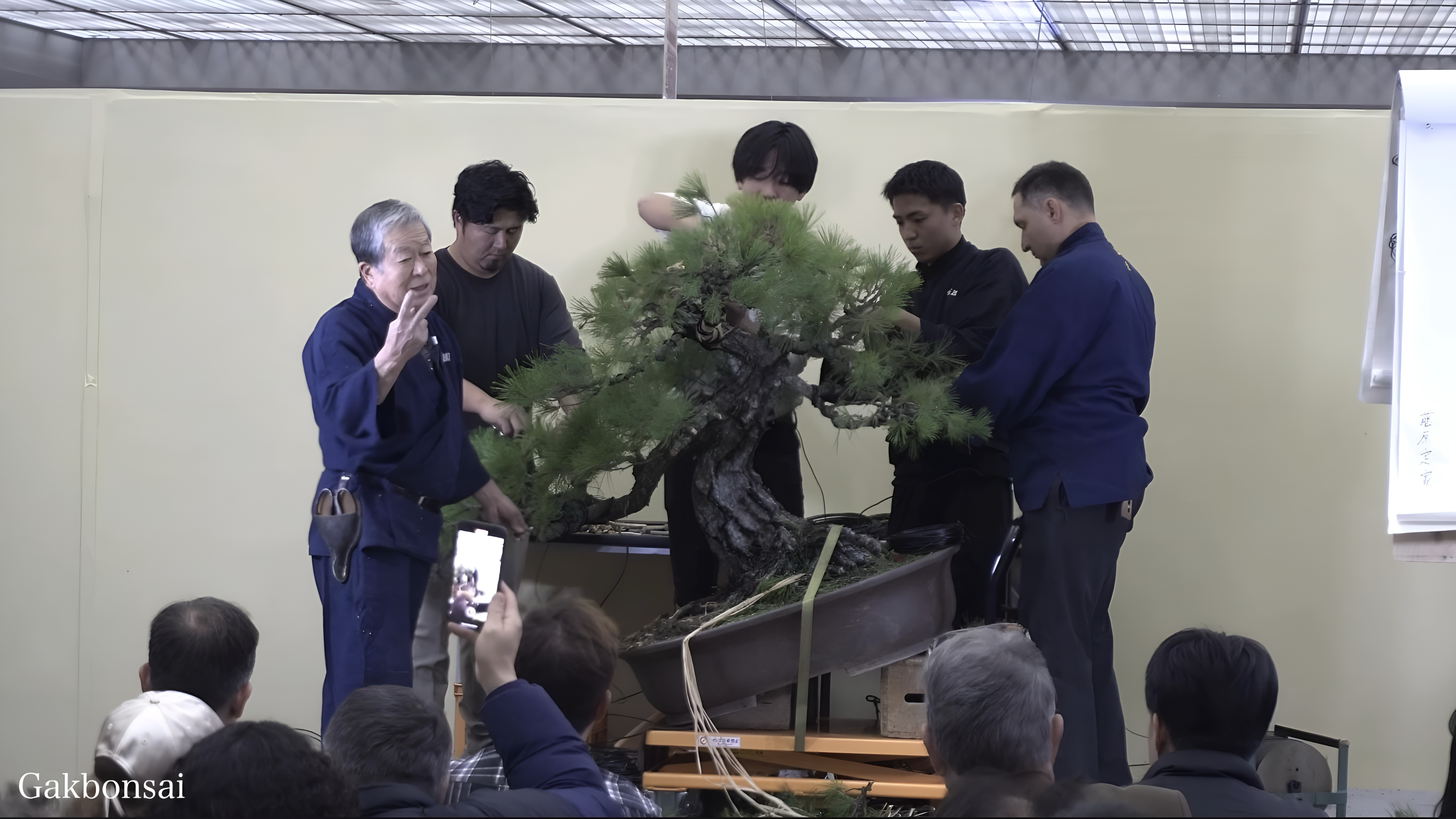 Kobayashi presentando a Marcial ante el público durante el Taikanten